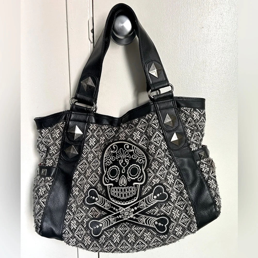 Skull black and white loungefly handbag. - Picture 1 of 8